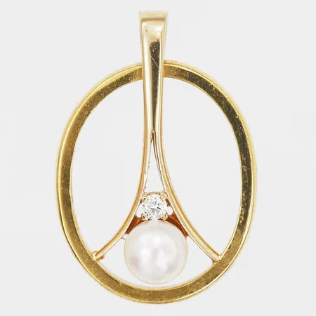 Hänge med odlad saltvattenpärla, Ø 5mm, samt vit sten, höjd 27mm, bredd 19mm, ring i 23K guld med gravyr, mittdel i 18K guld, bruttovikt 5,2gr Vikt: 5,2 g