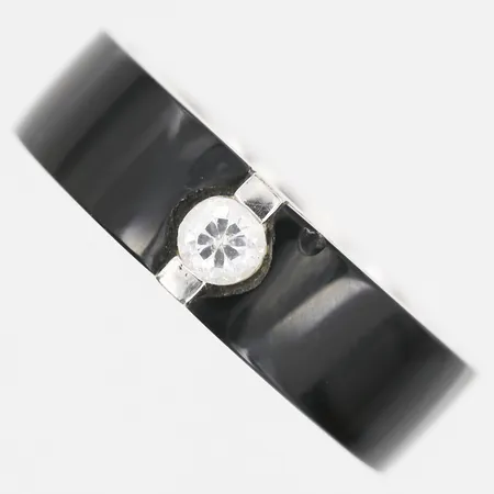 Ring med vit sten samt svart dekor, nagg, stl: 18, stämplad Fayed, silver Vikt: 6 g