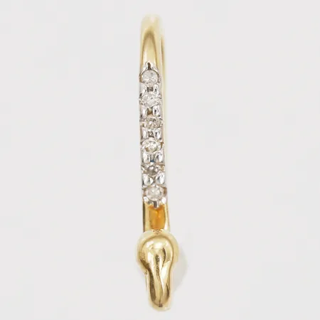 Ett udda örhänge med diamanter, höjd 14mm, tillverkad av Kaplans, 18K guld  Vikt: 0,6 g