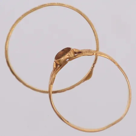 2 Ringar, defekt, gravyr, saknar sten, 18K  Vikt: 3 g