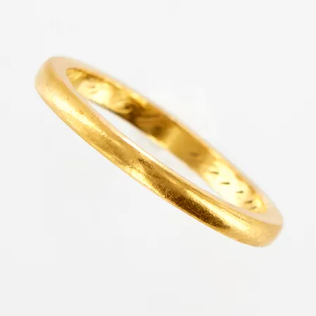 Ring slät, stl 18½, bredd 2mm, gravyr, 23K Vikt: 4,2 g