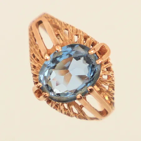 Ring med blå sten, stl 17¾, bredd ca 2-13,5mm, 18K Vikt: 3 g