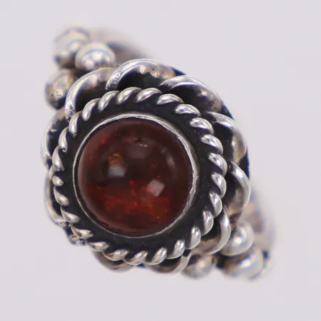Ring med bärnsten, stl 16¼, bredd 14,3mm, 925/1000 silver Vikt: 6 g