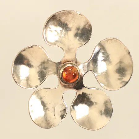 Brosch med sten, ca 50x51mm, Bengt Liljedahl Formgivare & Silversmed, år 1973, 830/1000 silver  Vikt: 15,4 g