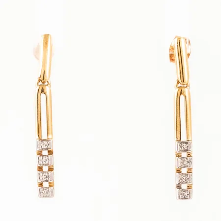 Hängande örhängen i 18K guld. Ledad stav med totalt 8 x ca 0,005ct åttkantslipade diamanter fattade i vitguldsdekor. De är 3 mm breda, 29 mm långa och väger 2,5g. Stämplad GHA, 750 (18K). En snurrebuss saknas, men ny i plast medföljer.