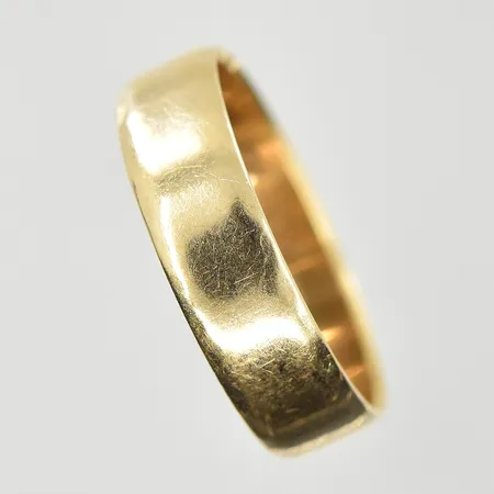 Ring, stl 16¾, bredd 5 mm, gravyr, 18K. Vikt: 2,9 g