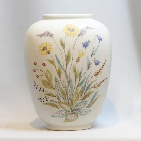 Vas Röstrand i stengods, design Lars Thorén, motiv av blommor, omkring 1900-talets mitt, visst slitage och krackelering, höjd 22 cm  Skickas med postpaket.