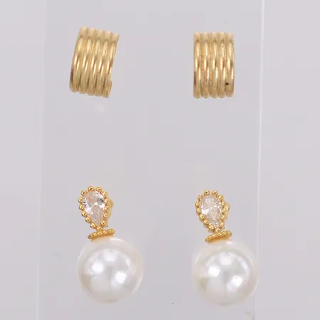 Ett par örhängen, Ste Bee, längd 9mm, bredd 5,4mm, Ett par örhängen med plastpärlor, längd 16,2mm, 925/1000 silver Vikt: 4,4 g