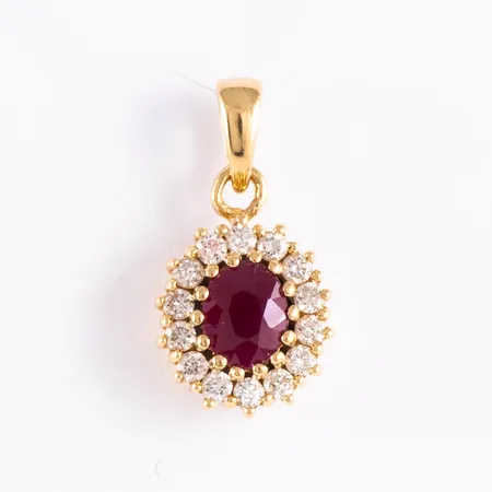 Carmoséhänge i 18K guld. Rubin ca 4 x 5 mm, 14 x ca 0,01ct briljantslipade diamanter. Det är 8,5 mm brett, 15,5 mm långt inkl. ögla och väger 1,5g. Stämplat GHA, 750.