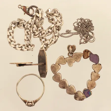 Diverse silver, skadat, defekt, del i oädel metall, gravyr, silver  Vikt: 30,4 g