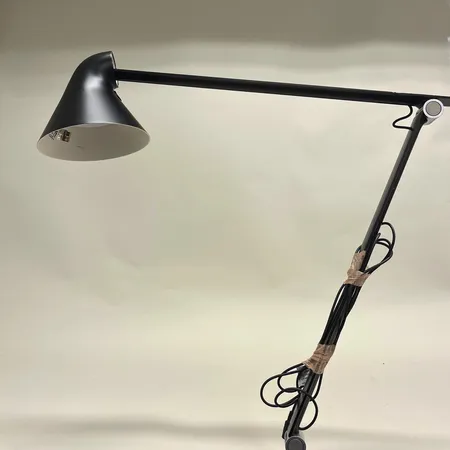 Läs-/bordslampa, NJP Louis Poulsen, typ 25000, design Oki Sato år 2015, höjd ca 55cm (ihopvikt tillstånd), bordshållare, stickkontakt, svart aluminium, märken/slitage, inga övriga tillbehör Skickas med postpaket.