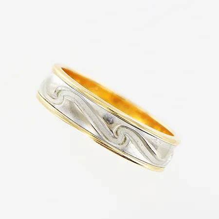 Ring, vit/gulguld, stl 17¼, bredd 5mm, gravyr, 18K.  Vikt: 4,3 g