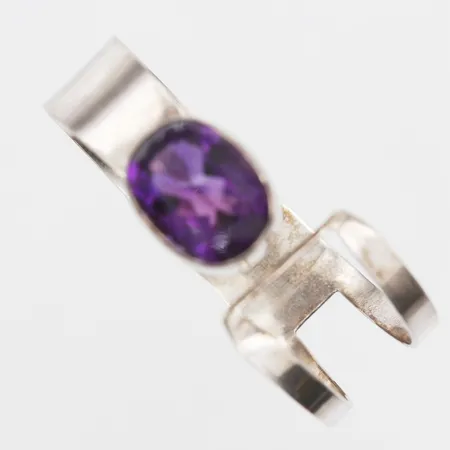 Armring med fasettslipad ametist ca 20ct,  Märta Larsson, Nora år 1964, innermått: 60 x 53 mm, bredd: 13 - 25 mm, nagg på undersida, silver. Vikt: 35,3 g