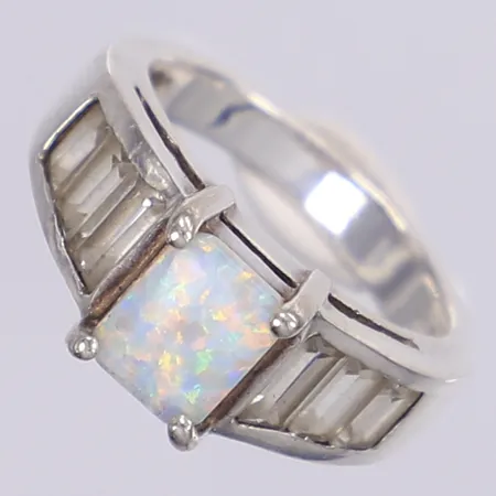 Ring med sten, stl 17, bredd 3-8mm, stämplad på utsidan av skenan, silver 925/1000 Vikt: 5,7 g