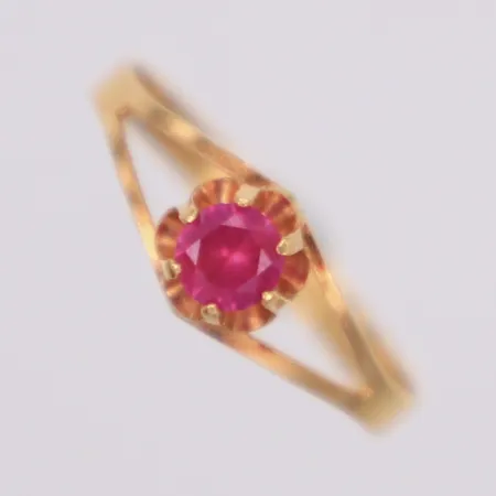 Ring med rosa sten, stl 14¼, bredd 5,3mm, 18K Vikt: 0,6 g