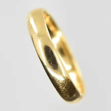 Ring, stl 19¼, bredd 4 mm, gravyr, 18K. Vikt: 4,4 g