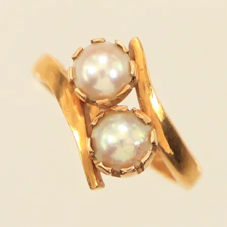 Ring med pärlor, stl 16, bredd 2,5-9,3mm, gravyr, 23K  Vikt: 4,9 g