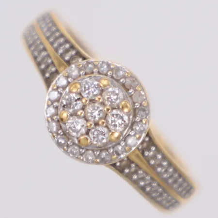 Ring med diamanter 7 x ca. 0,02ct + 18 x ca. 0,01ct, + 36 x ca. 0,005ct, stl 16½, bredd: 2-8,6mm,tillhörande etui,  Guldfynd, 18K Vikt: 3,1 g