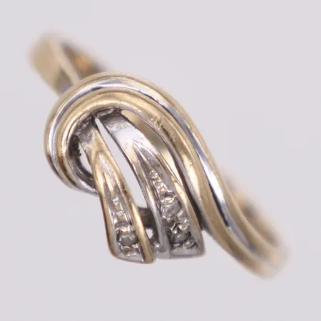 Ring med diamanter ca 0,03ctv, stl 18¼, slitage, buckla, vitguld 18K Vikt: 3,9 g