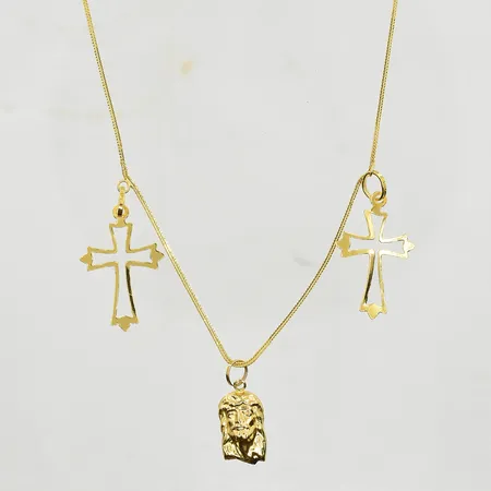 Collier med tre integrerade hängen, längd 44½ cm, länkens bredd 1 mm, 21K. Vikt: 5,6 g
