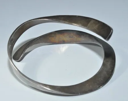 Armring av Bengt Liljedahl 42,9 gr inre mått 62 mm , Bred 2-10 mm ,silver 925/1000 Vikt: 42,9 g