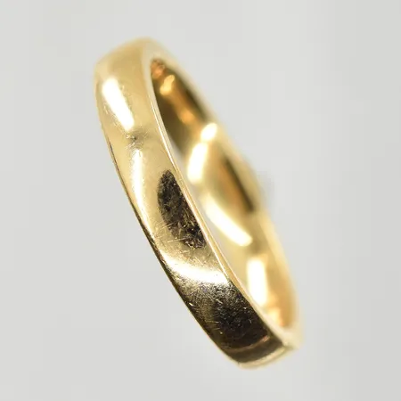 Ring, stl 18, bredd 3 mm, gravyr, 18K. Vikt: 5,7 g