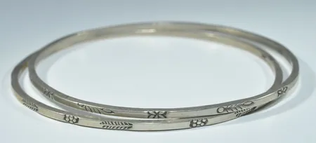 2 silver armringar 14,2 gr O 21 cm, 39675:2 au 1810 Vikt: 14,2 g