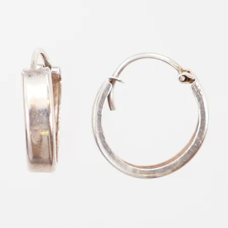 Ett par örhängen, creoler, Ø14mm, bredd: 1-3,5mm, något skeva, silver ostämplat 830/1000 Vikt: 1 g