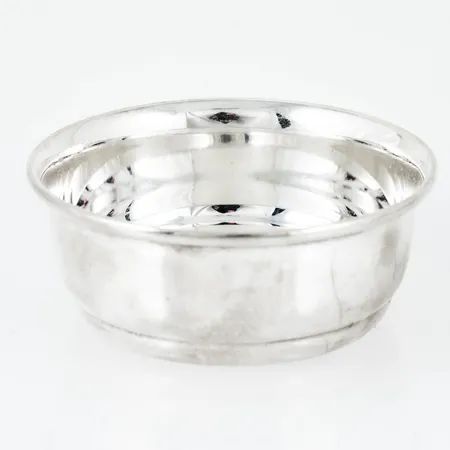 Liten skål i silver. Den är 24 mm hög, Ø 59 mm upptill och väger 23,5g. Stämplad NORGE 284, svensk importstämpel & S. 