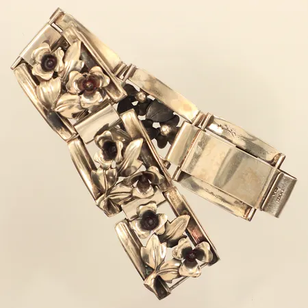 Armband med blomdekor, längd 18,5cm, bredd ca 24mm, defekt länk, Ge-Kå-Smyckek G Kaplan, år 1950, silver Vikt: 46,3 g