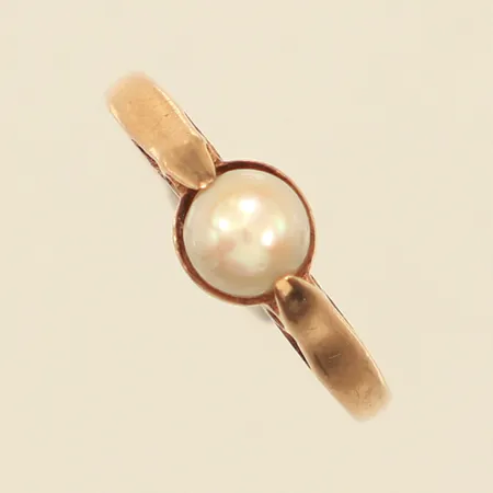 Ring med pärla, stl 16, bredd 1,8-5,6mm, 14K  Vikt: 1,6 g