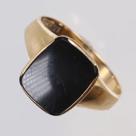 Klackring med svart sten, stl 20¼, bredd 3-8mm, BEH, (Hallberg Guldvarufirma Bengt, Köping 1960) 18K  Vikt: 3,6 g