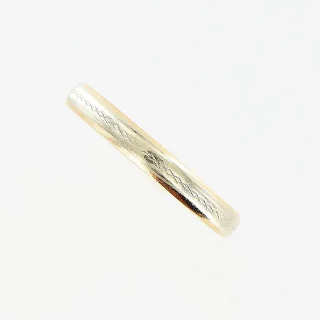 Ring, stl 19½, bredd 3mm, gravyr, 18K.  Vikt: 3 g
