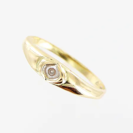 Ring, vit sten, 17¾, bredd 1,5-4mm, skev, 18K.  Vikt: 1,3 g
