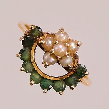 Ring, Ø17, bredd:13mm, pärlor, gröna stenar, 18K 3,4g.