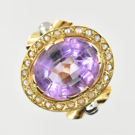 Ring med lila sten samt små pärlor, stl 16¾, bredd 3-19 mm, 18K. Vikt: 5,2 g