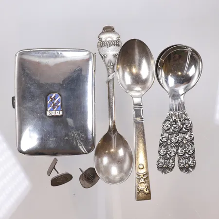 Diverse silver, cigarettetui, manschettknappar, skedar 11,5-14,5cm, gravyr, defekt, Silver 830/1000 Vikt: 183,3 g