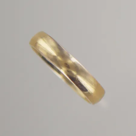 Ring, Ø 21 mm, bredd 4,9 mm, graverad, 18K Vikt: 6,7 g