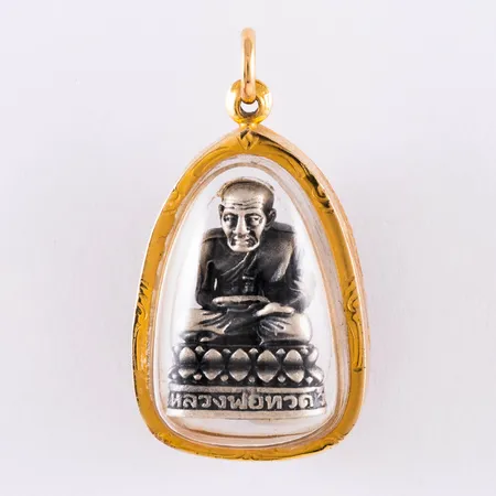 Hänge Buddha, folierad ram i 18K guld. Den är 17,7 mm bred, 32,3 mm lång inkl. ögla. Bruttovikt: 7,7g. 