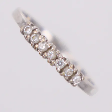  Ring, stl 17½, bredd 2,5mm, vitguld, vita stenar, 18K  Vikt: 1,9 g