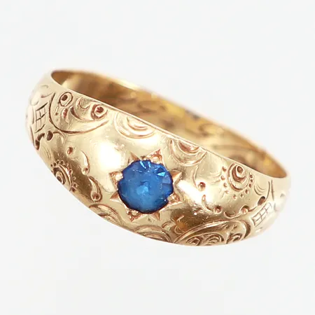 Ring med blå sten, stl 19½, bredd: 3,5-8,5mm, mönstrad dekor, gravyr, 14K Vikt: 4,3 g