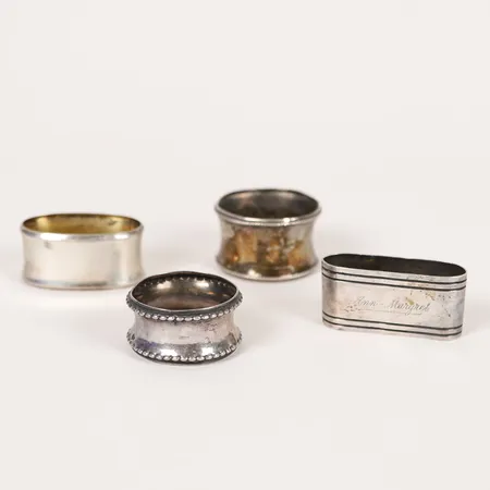 4 servettringar med gravyr, längd 4-5,5cm, buckliga, Silver.  Vikt: 54 g