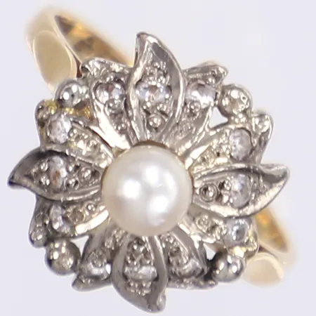 Ring med vita stenar och syntetisk pärla, stl 17¾, bredd 2-14mm, tillv. Stigbert, 18K Vikt: 4,2 g
