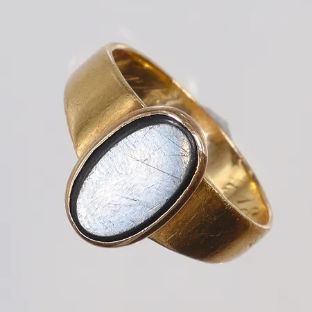 Ring med svart sten,  stl 18, bredd 4-8mm, gravyr, sten något lös, 20K  Vikt: 5,9 g