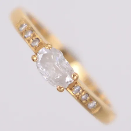 Ring med vita stenar, stl 17, bredd 3,9mm, 18K Vikt: 2,2 g