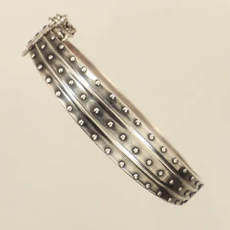 Stelt armband, innermått ca 53x60mm, bredd ca 5-13mm, Kalevala Koru, säkerhetskedja, Helsingfors, år 1974, Finland, 925/1000 silver  Vikt: 22,2 g