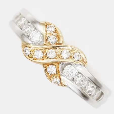 Ring med briljantslipade diamanter, totalt 0,50ct, stl: 16¼, 18K guld  Vikt: 6,3 g
