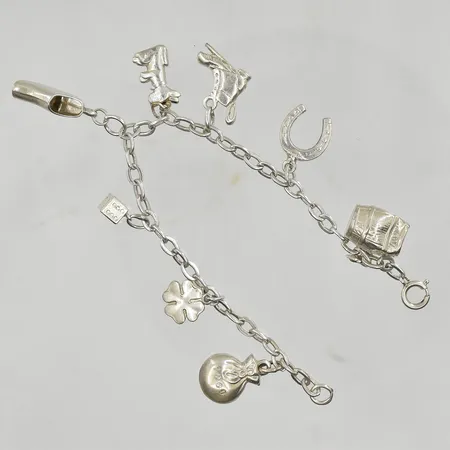 Armband med 8 berlocker, längd 17 cm, länkens bredd 3 mm, silver. Vikt: 13,6 g