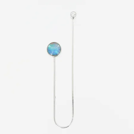 Del av smycke, ej användbart i nuvarande utförande, 54x10mm, sten troligen opal, diamant 1 x ca 0,05ct, briljantslipad, vitguld, 18K Vikt: 3,9 g