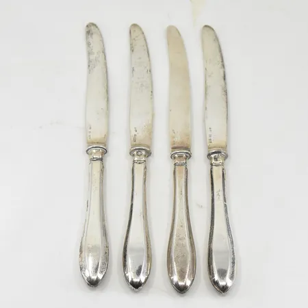 4 smörgåsknivar, längd 16½ cm, fyllda skaft, bruttovikt 95,5g, 830/1000 silver.